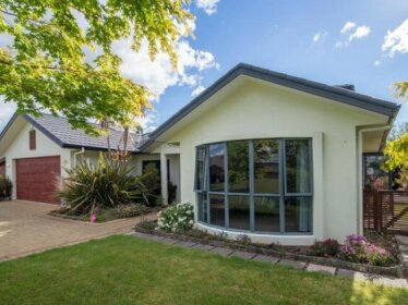 Holdens Bay Retreat - Rotorua Holiday Home