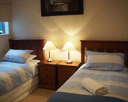 Sequoia Acacia Lodge Motel - Photo2