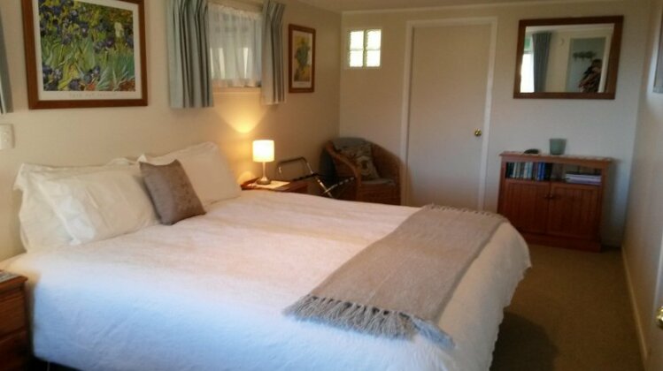 Anton & Mary's Bed & Breakfast - Photo3