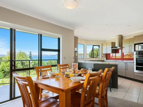 Acacia Bay Getaway - Lake Taupo Holiday Home - Photo2