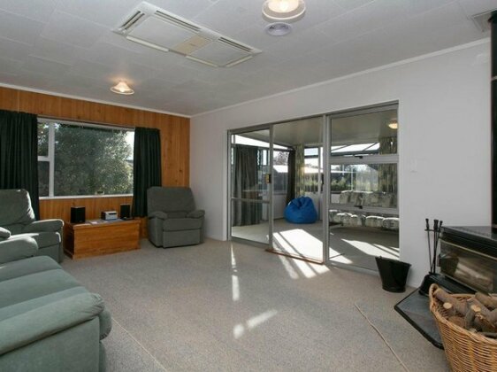 Cosy Lake Haven - Two Mile Bay Holiday Home - Photo5