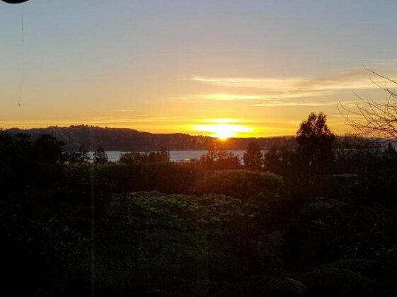Sunset Views - Taupo Holiday Home - Photo5