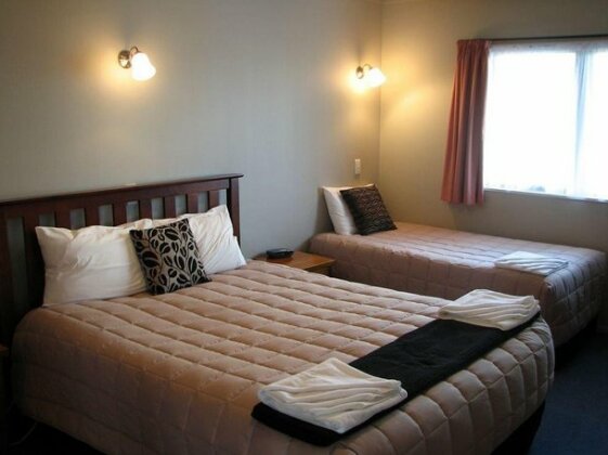 Cobblestone Court Motel - Photo2