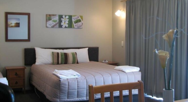 Cobblestone Court Motel - Photo5