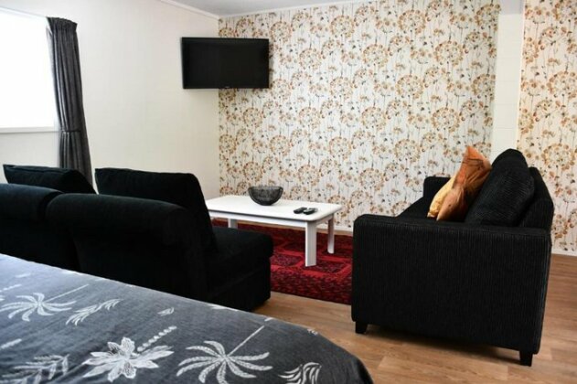 Large Studio with private patio Sky TV & wifi