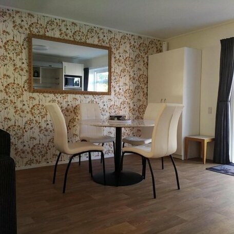 Large Studio with private patio Sky TV & wifi - Photo2