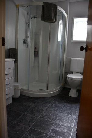 Large Studio with private patio Sky TV & wifi - Photo5