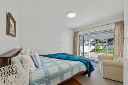 Sea Side Escape - Mt Maunganui Holiday Home