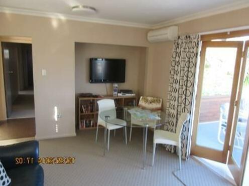 Upstairs Apartment - Photo2