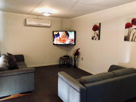 Comfortable & Close to Town - Photo2