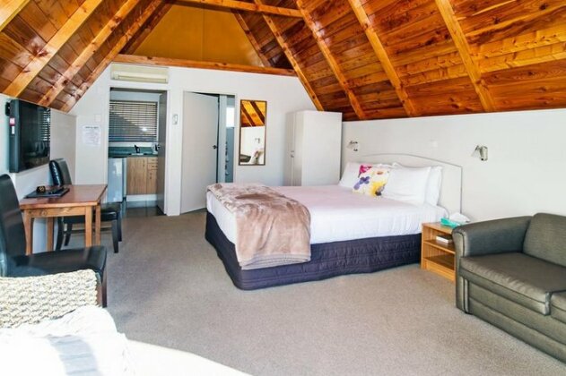 Mountain Chalets Motel - Photo3