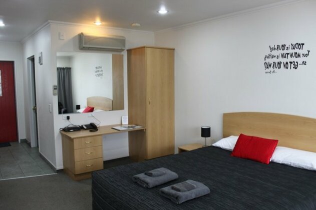 The Lakes Motel - Photo2