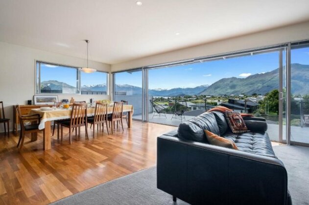 Alpine Attitude - Wanaka Holiday Home - Photo2