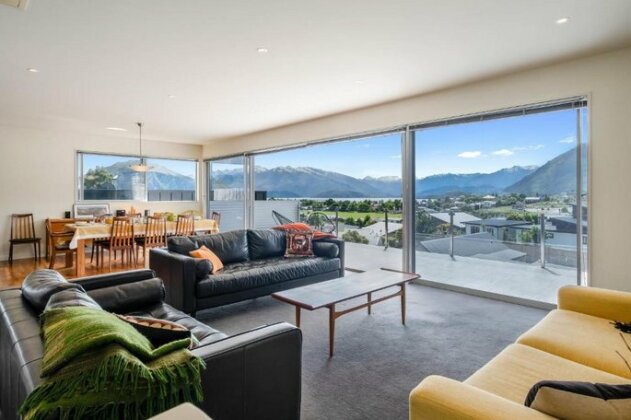 Alpine Attitude - Wanaka Holiday Home - Photo3