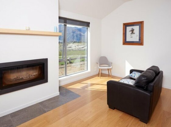 Edgewood Sanctuary - Wanaka Holiday Home - Photo4