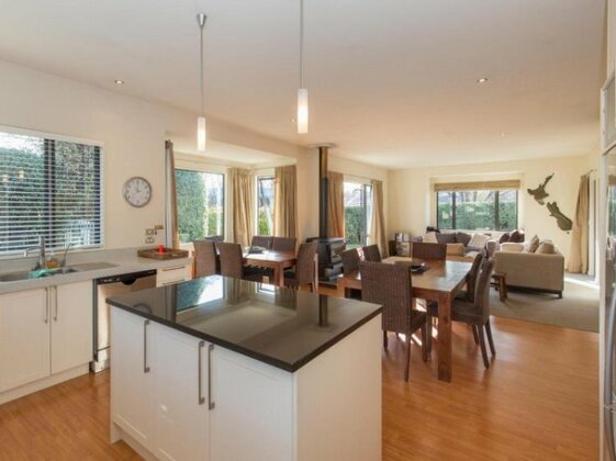 Modern Lake Haven - Wanaka Holiday Home - Photo2