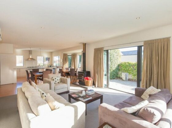 Modern Lake Haven - Wanaka Holiday Home - Photo3