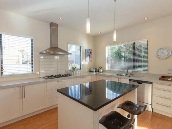 Modern Lake Haven - Wanaka Holiday Home - Photo4