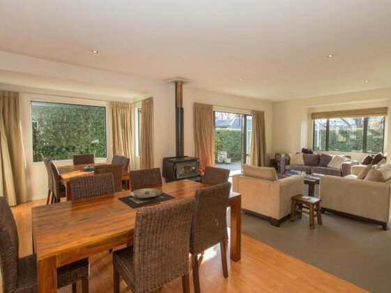 Modern Lake Haven - Wanaka Holiday Home - Photo5