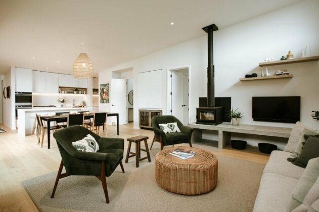 Modern & stylish with a Spa Pool - Photo2