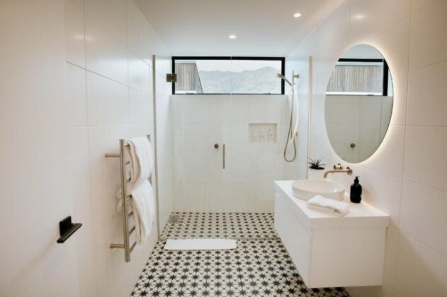 Modern & stylish with a Spa Pool - Photo4
