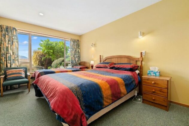 Retro Ski Lodge - Wanaka Holiday Home - Photo2