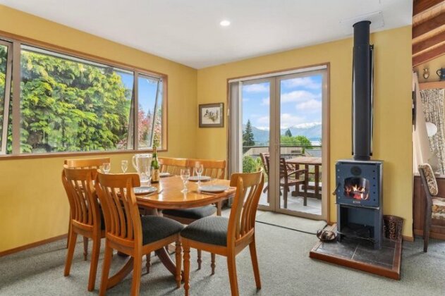 Retro Ski Lodge - Wanaka Holiday Home - Photo3