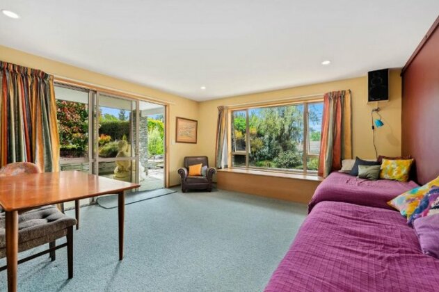 Retro Ski Lodge - Wanaka Holiday Home - Photo4