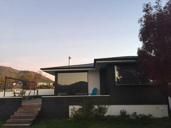 Wanaka Lakefront Gem