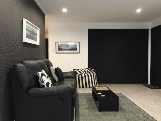 Wanaka Lakefront Gem - Photo2