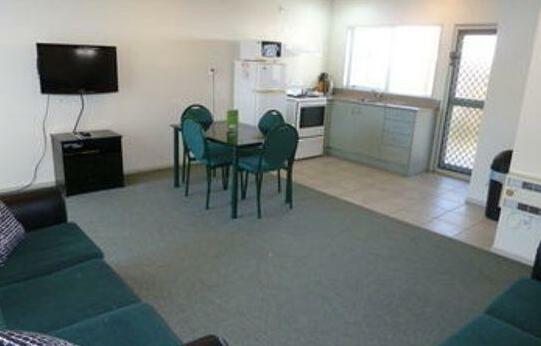 Blake Court Motel - Photo3
