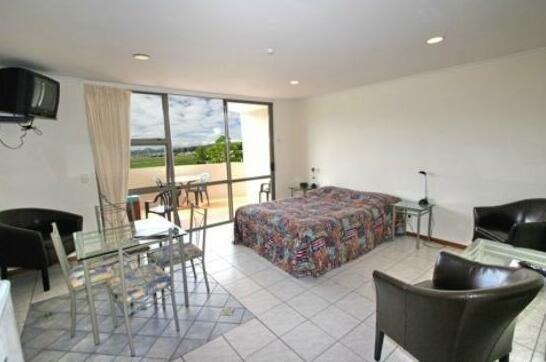 Breakers Motel - Photo4