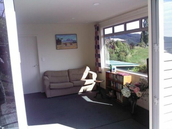 Mandhari Bed and Breakfast Cottage - Photo3