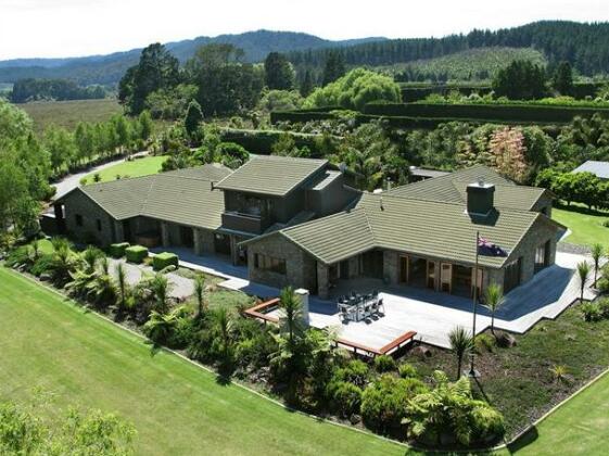 Peninsula Waterfront Retreat
