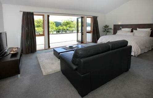 Peninsula Waterfront Retreat - Photo2