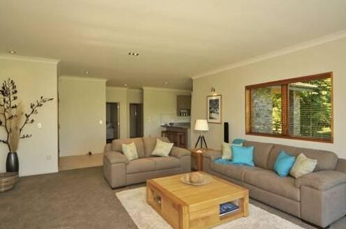 Peninsula Waterfront Retreat - Photo3