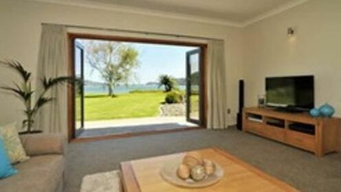 Peninsula Waterfront Retreat - Photo5