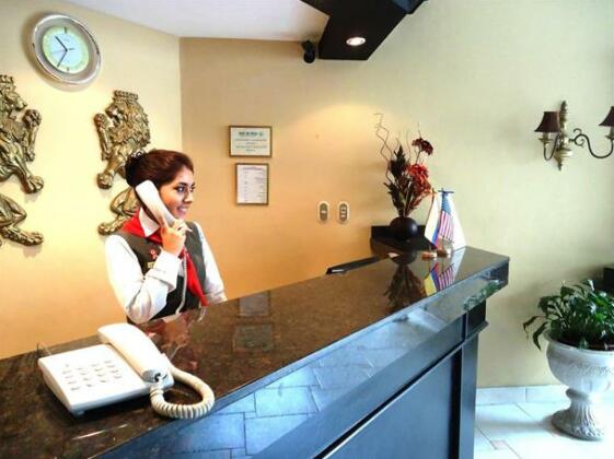 Leon De Oro Inn & Suites - Photo2