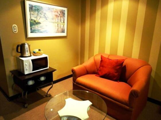 Leon De Oro Inn & Suites - Photo4