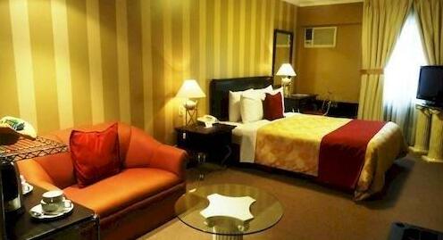 Leon De Oro Inn & Suites - Photo5