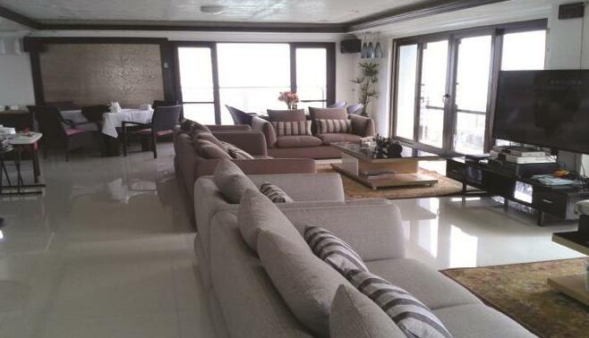 Luxury 3BR Bi-Level Penthouse Suite - Photo4