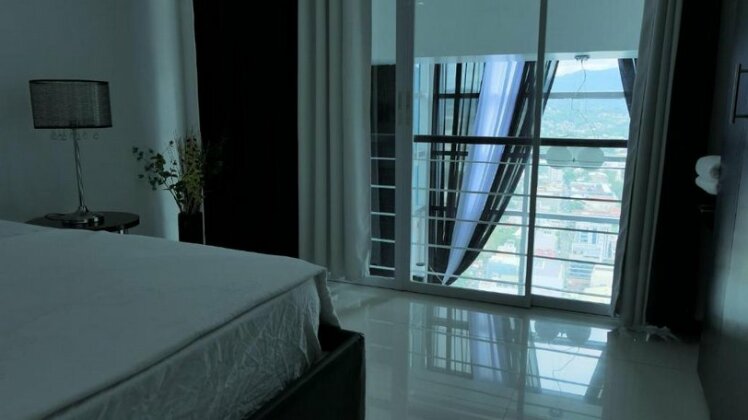 Cebu Executive On Top of the World - Photo3