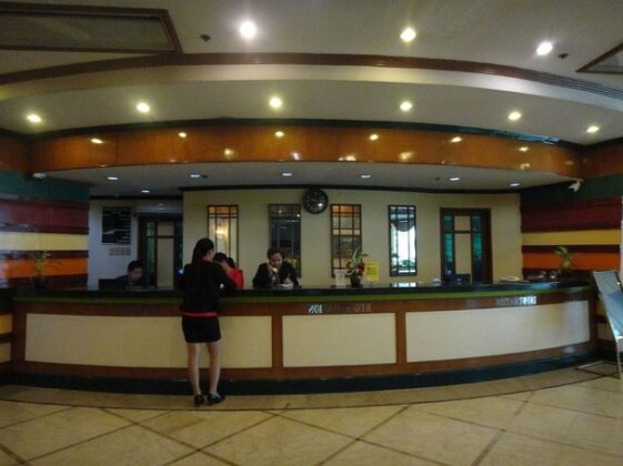 Holiday Plaza Hotel - Photo4