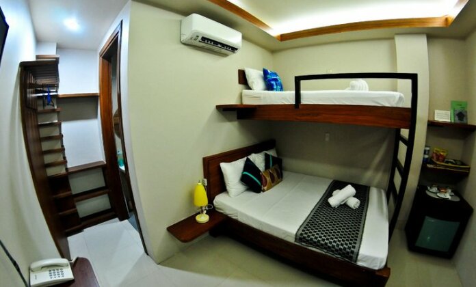 4 13 Suites Hotel - Photo2