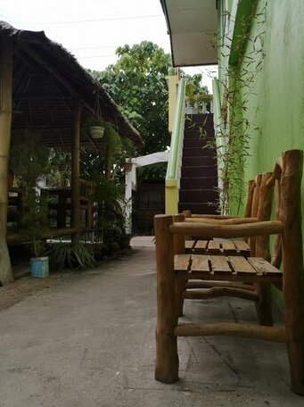 Guanna's Place Room and Resto Bar - Photo4
