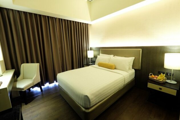 Home Crest Hotel - Photo2