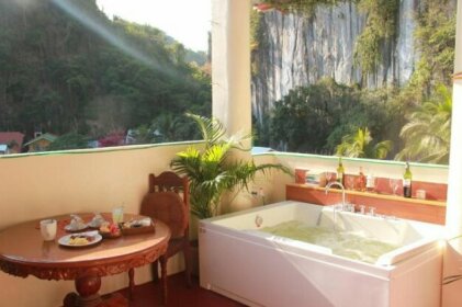 Lovely Penthouse with Mt Taraw View and Bathtub