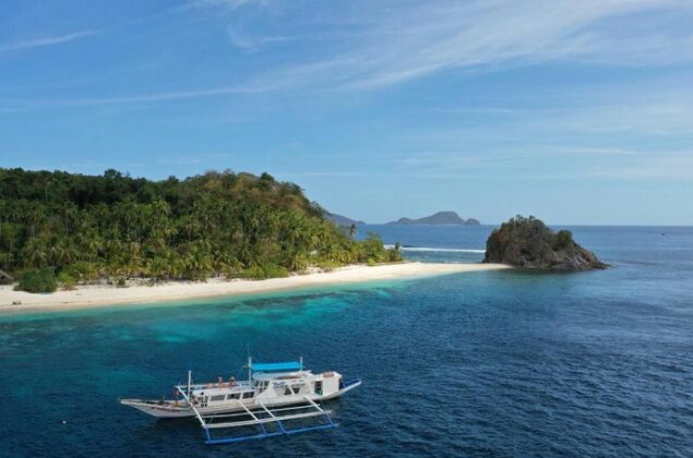 Private Expeditions to Golden Island on big luxury boat - Photo2