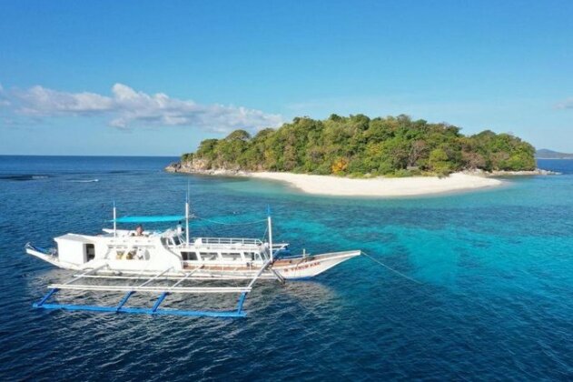 Private Expeditions to Golden Island on big luxury boat - Photo3