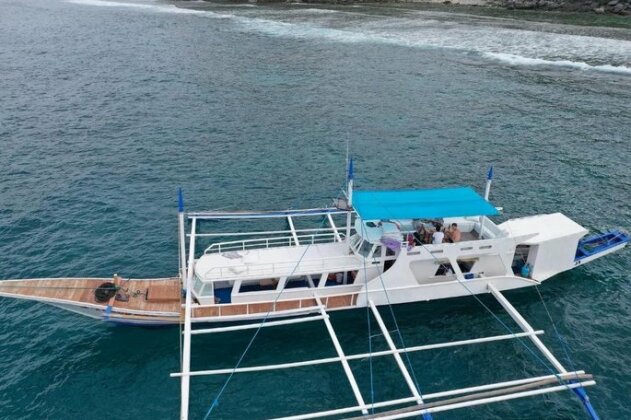 Private Expeditions to Golden Island on big luxury boat - Photo5
